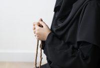 Muslim women using misbaha to keep track of counting in tasbih